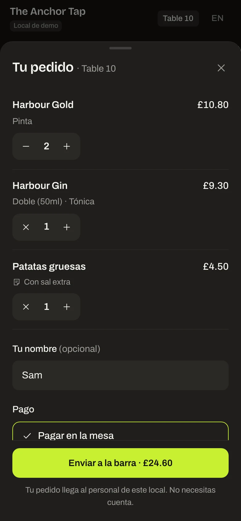 Pedido en un móvil con dos pintas, un gin tonic doble y patatas, un nombre, Pago en la mesa y el botón para enviarlo a la barra