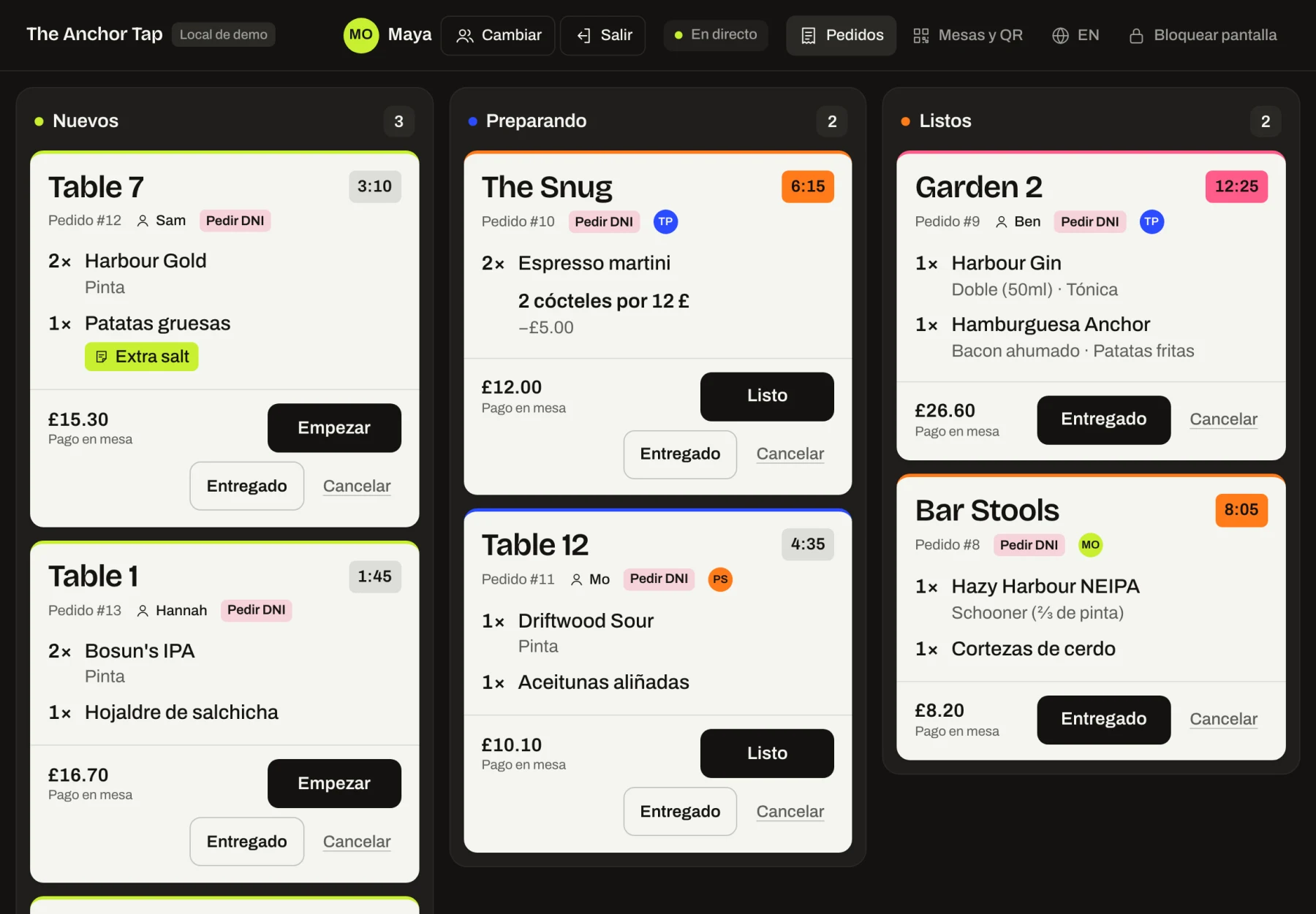 Pantalla de barra en una tablet con tickets en las columnas Nuevos, Preparando y Listos, nombres de mesa, tiempos e iniciales del personal